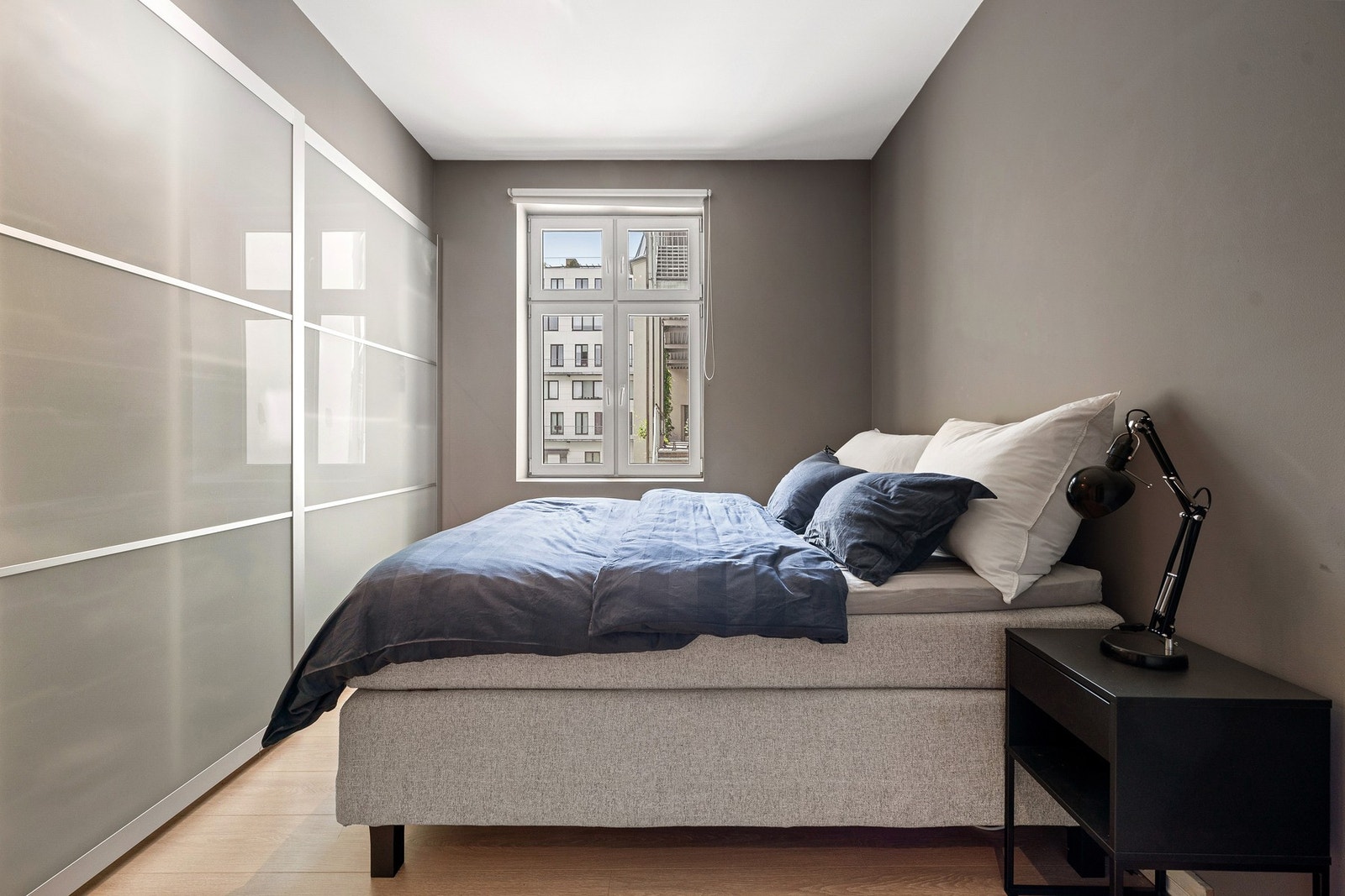 Romslig soverom med god plass til dobbeltseng, nattbord og garderobeskap. Galleribilde