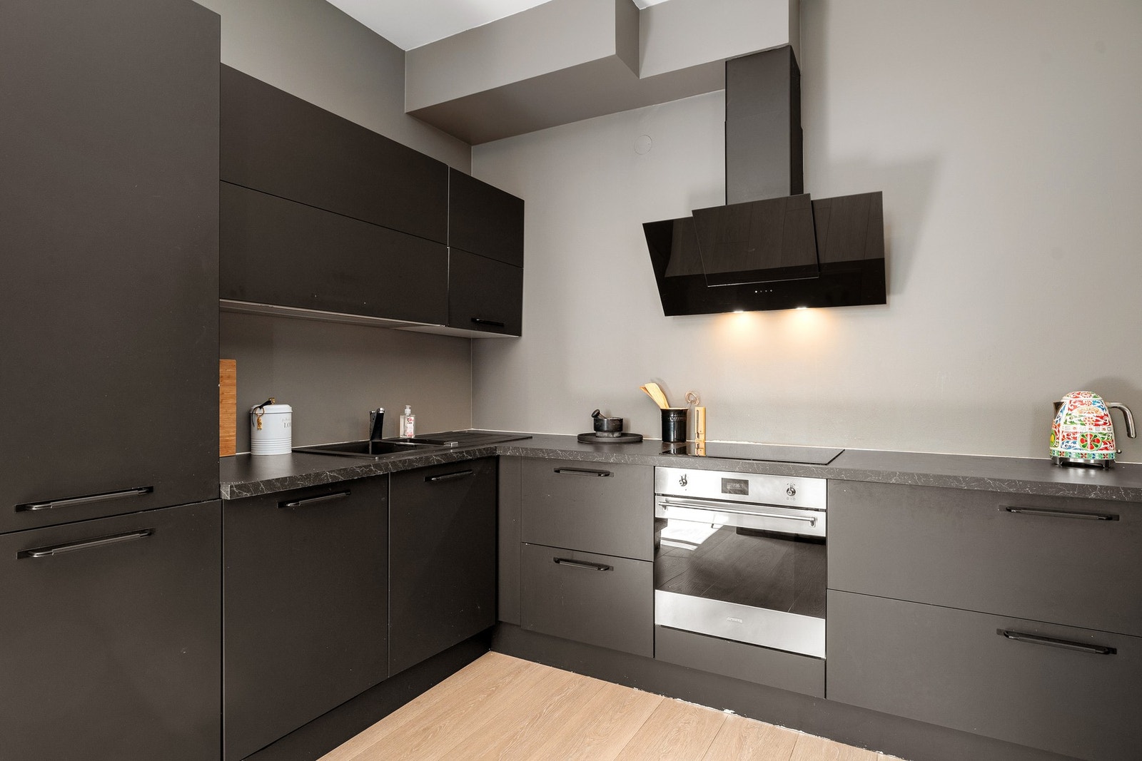 Integrerte hvitevarer som platetopp, stekeovn, oppvaskmaskin og kjøleskap med fryser. Galleribilde