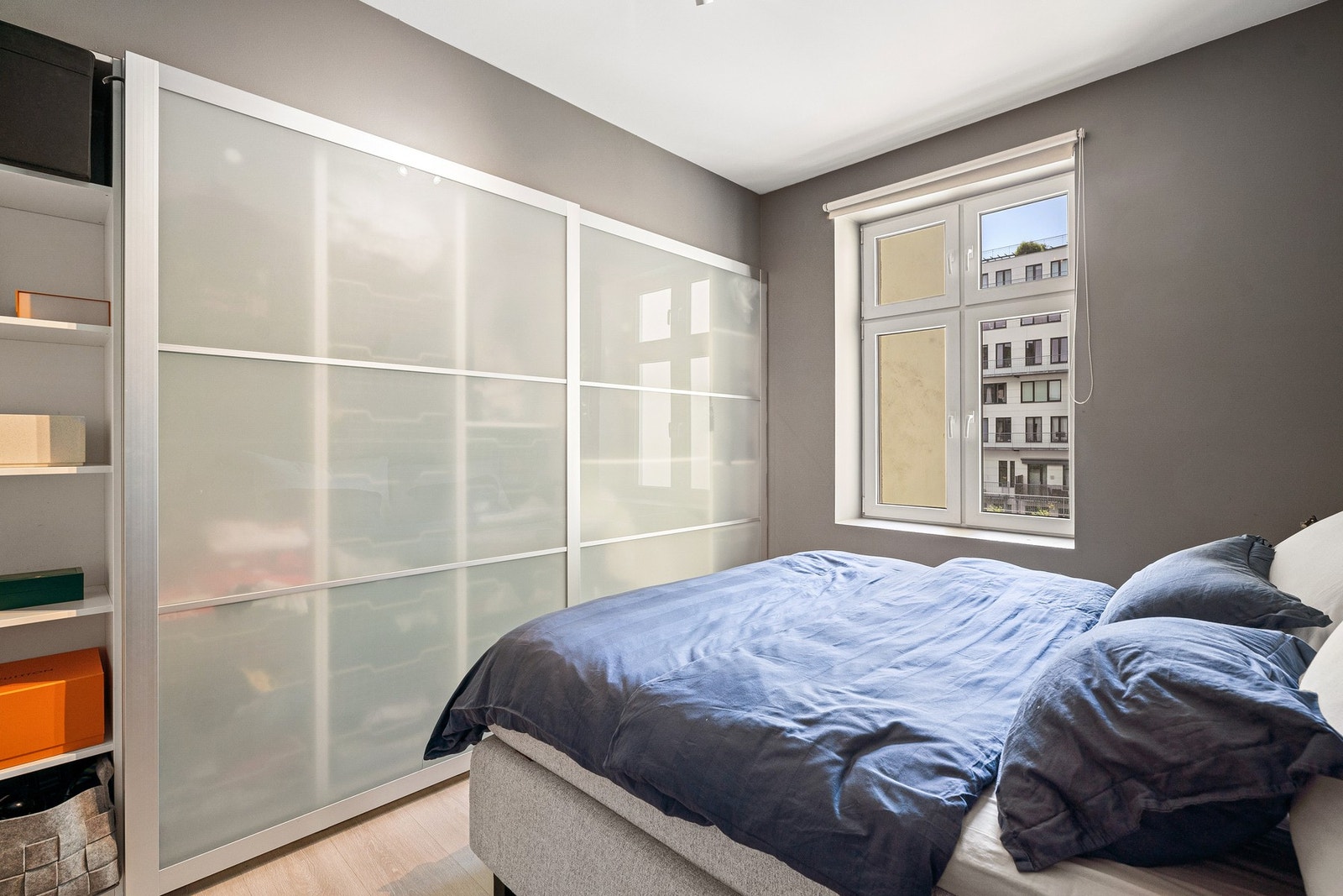 Godt med oppbevaringsplass i stor skyvedørsgarderobe. Galleribilde