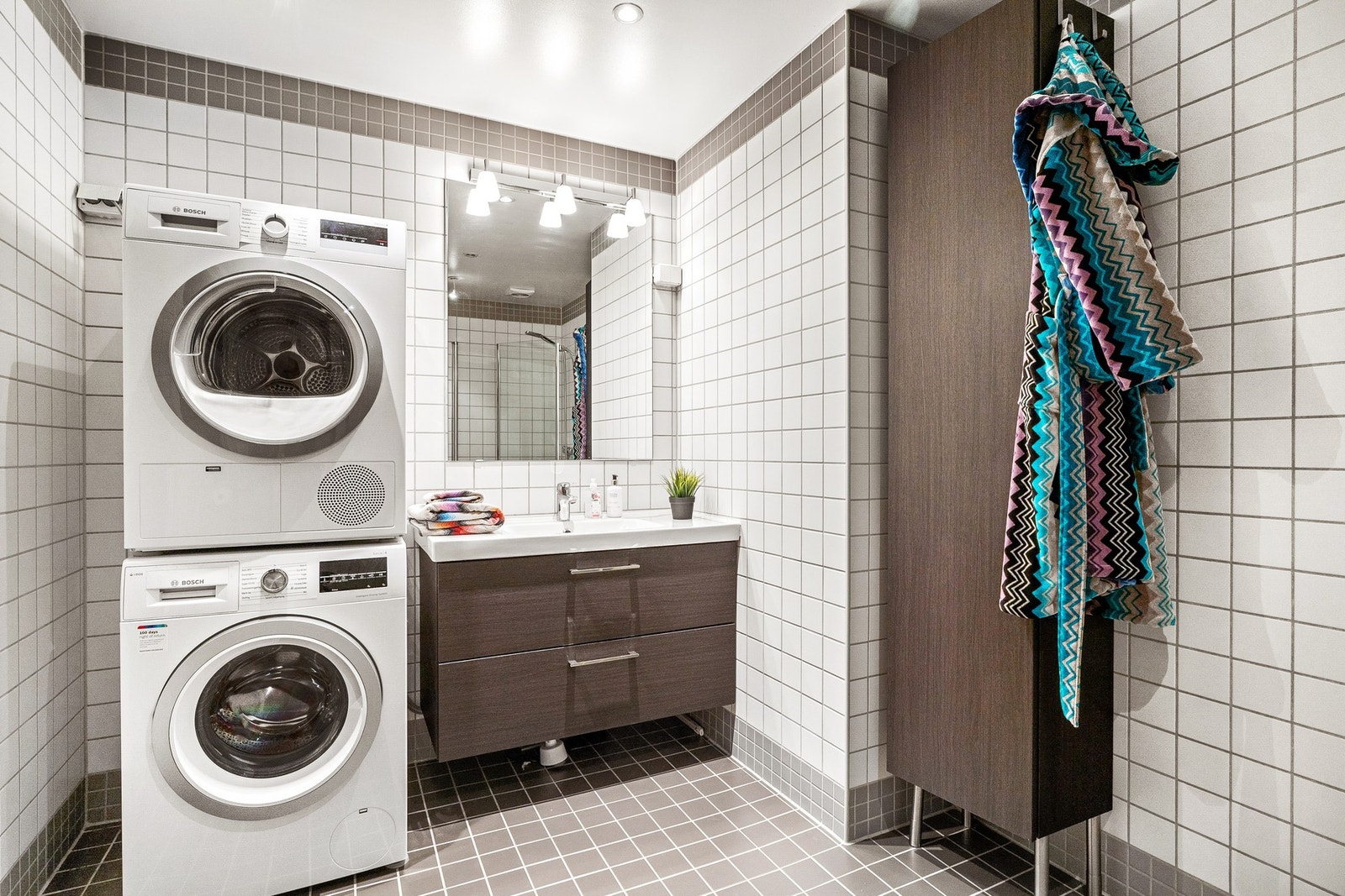 Pent, flislagt baderom med varmekabler i gulv og downlights i himling. Opplegg for vaskemaskin og tørketrommel. Galleribilde