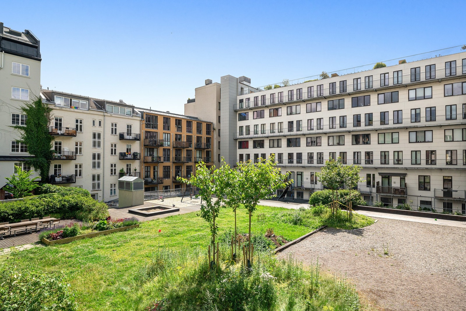 Leiligheten ligger i det tidligere industribygget til Freia Sjokoladefabrikk fra 1902, som i 2007 ble ombygget til særegne og moderne boliger. Galleribilde