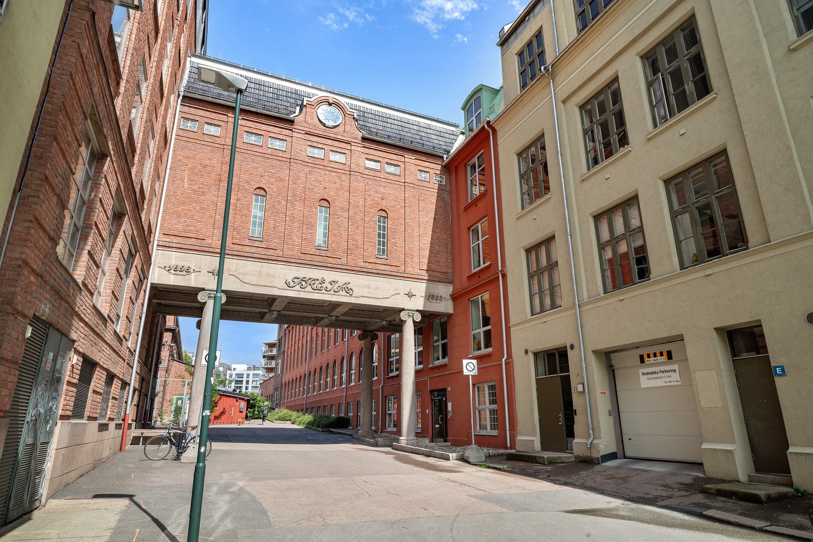 Fasaden og inngangspartiet. Galleribilde