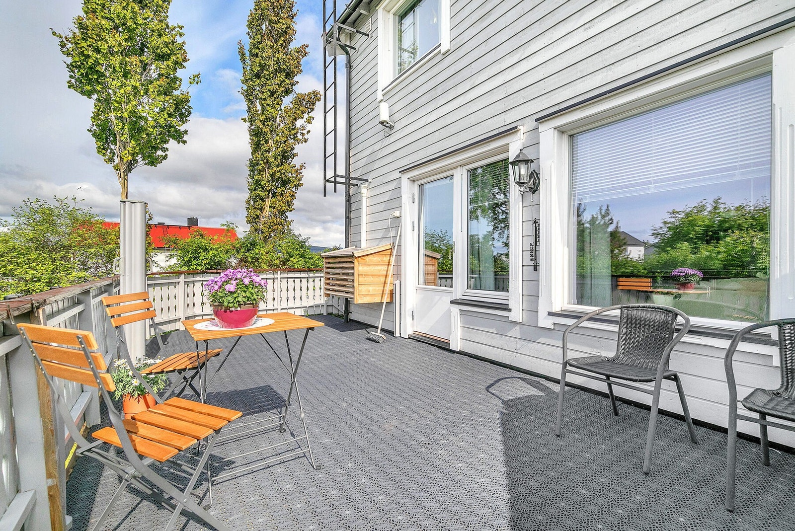 Terrasse med gode solforhold Galleribilde