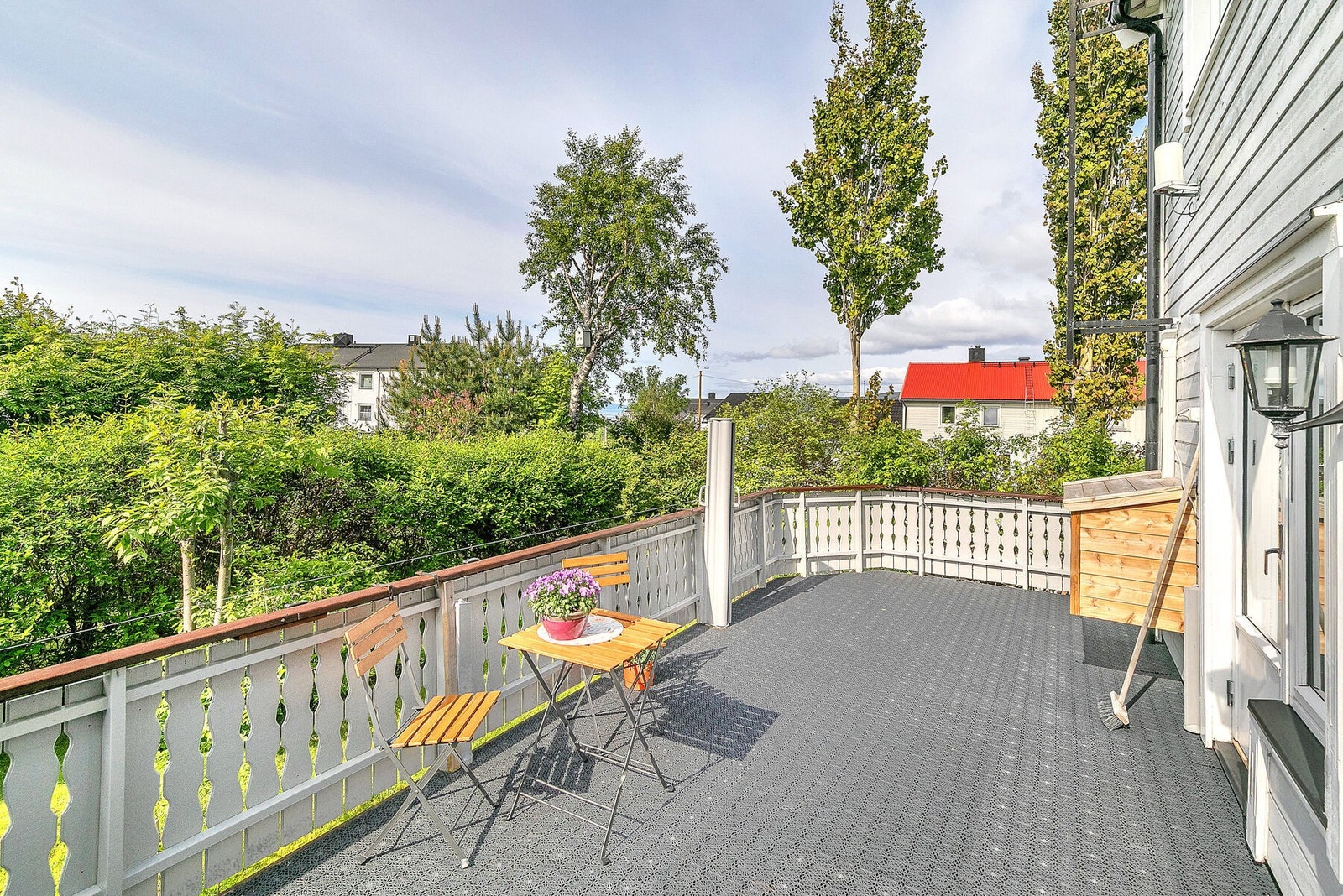 Eiendommen har en romslig og solrik terrasse Galleribilde