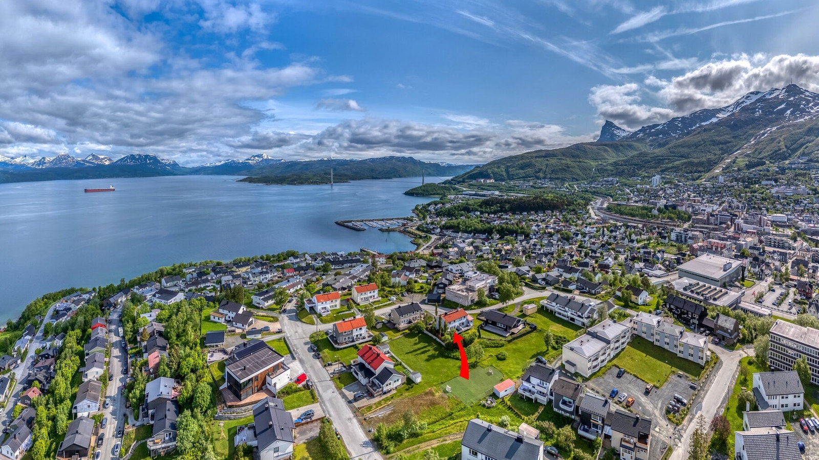 Eiendommen ligger i etablert og rolig boligfelt med gangavstand til barneskoler, videregående skole, svømmehall mm. Galleribilde