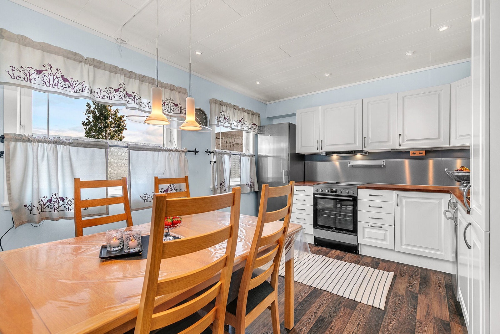 Koselig kjøkken med hvitevarer Galleribilde