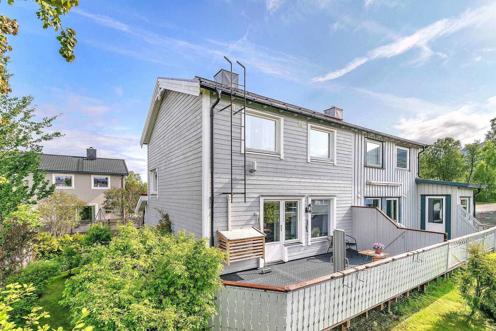 Romslig og solrik terrasse Galleribilde