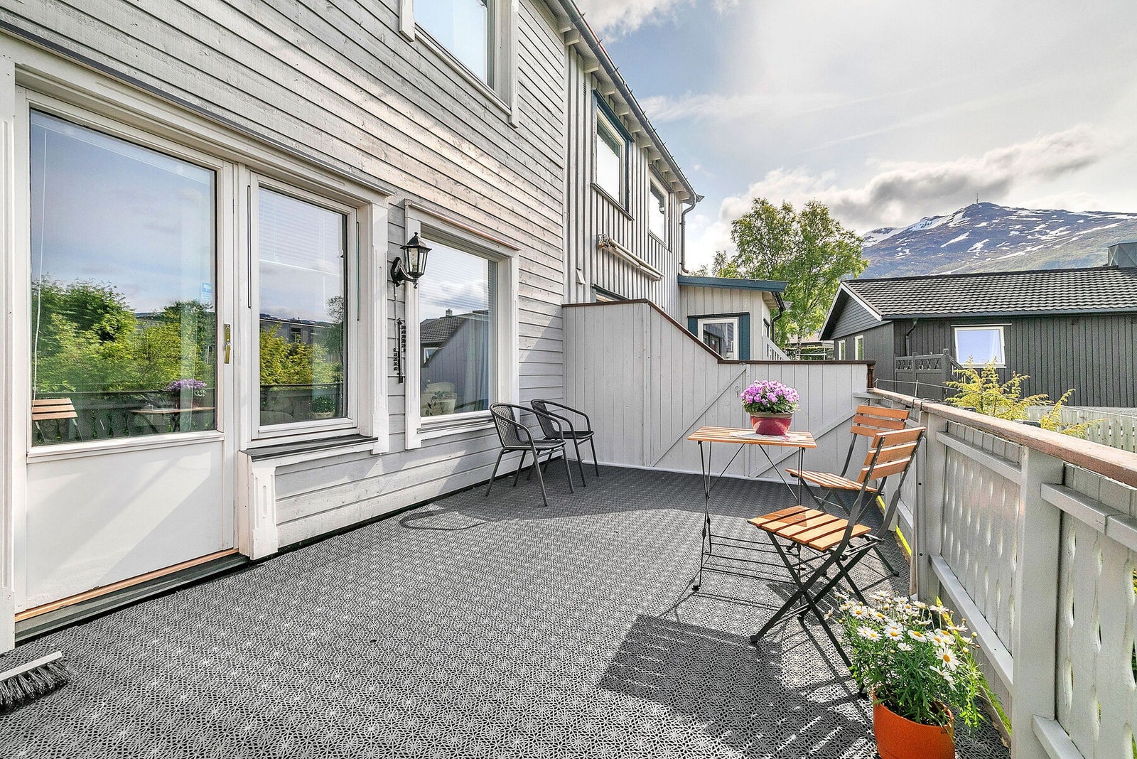 Romslig og solrik terrasse Galleribilde