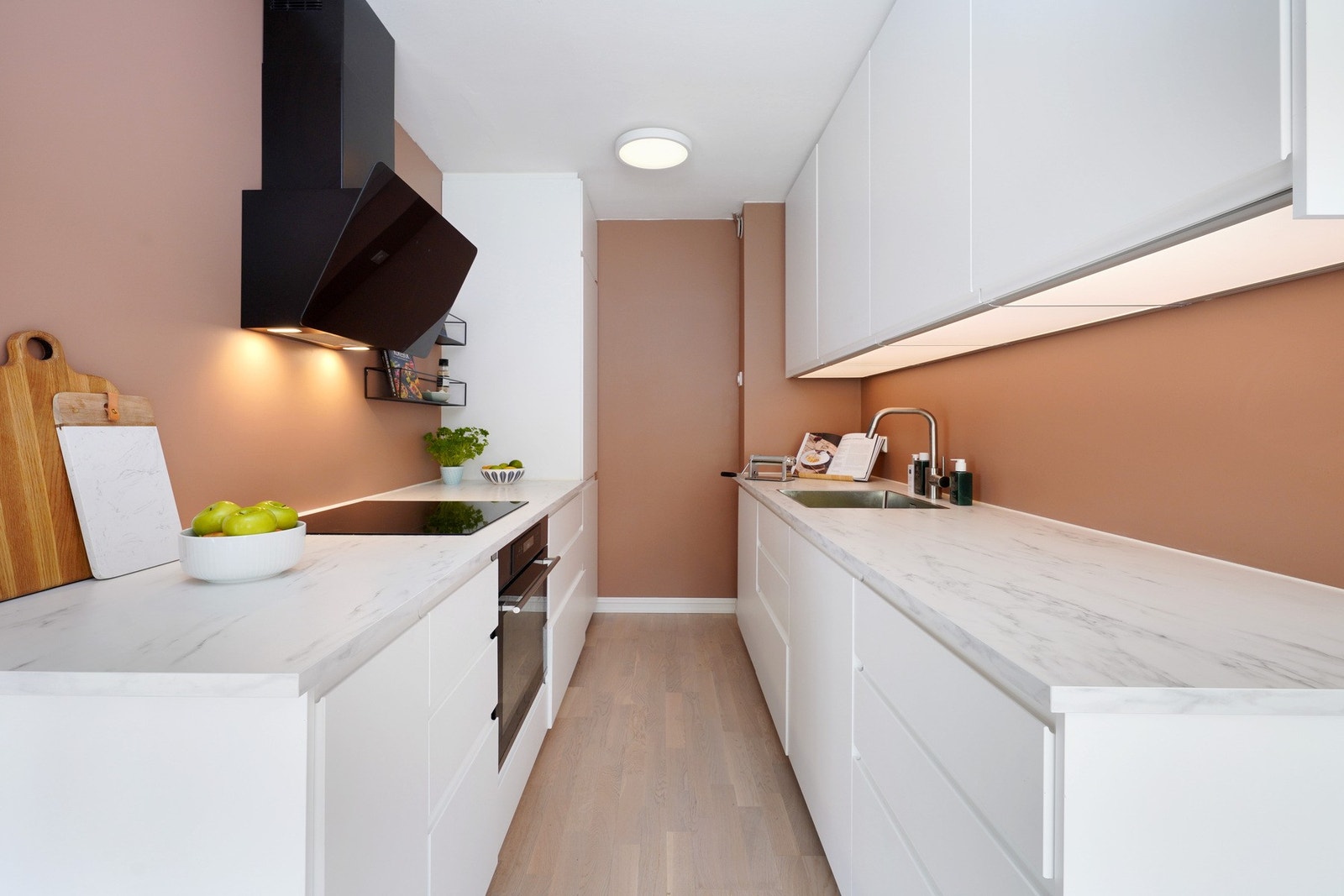 Pent kjøkken fra 2021. Her er alle hvitevarer integrerte og medfølger i handelen. Galleribilde