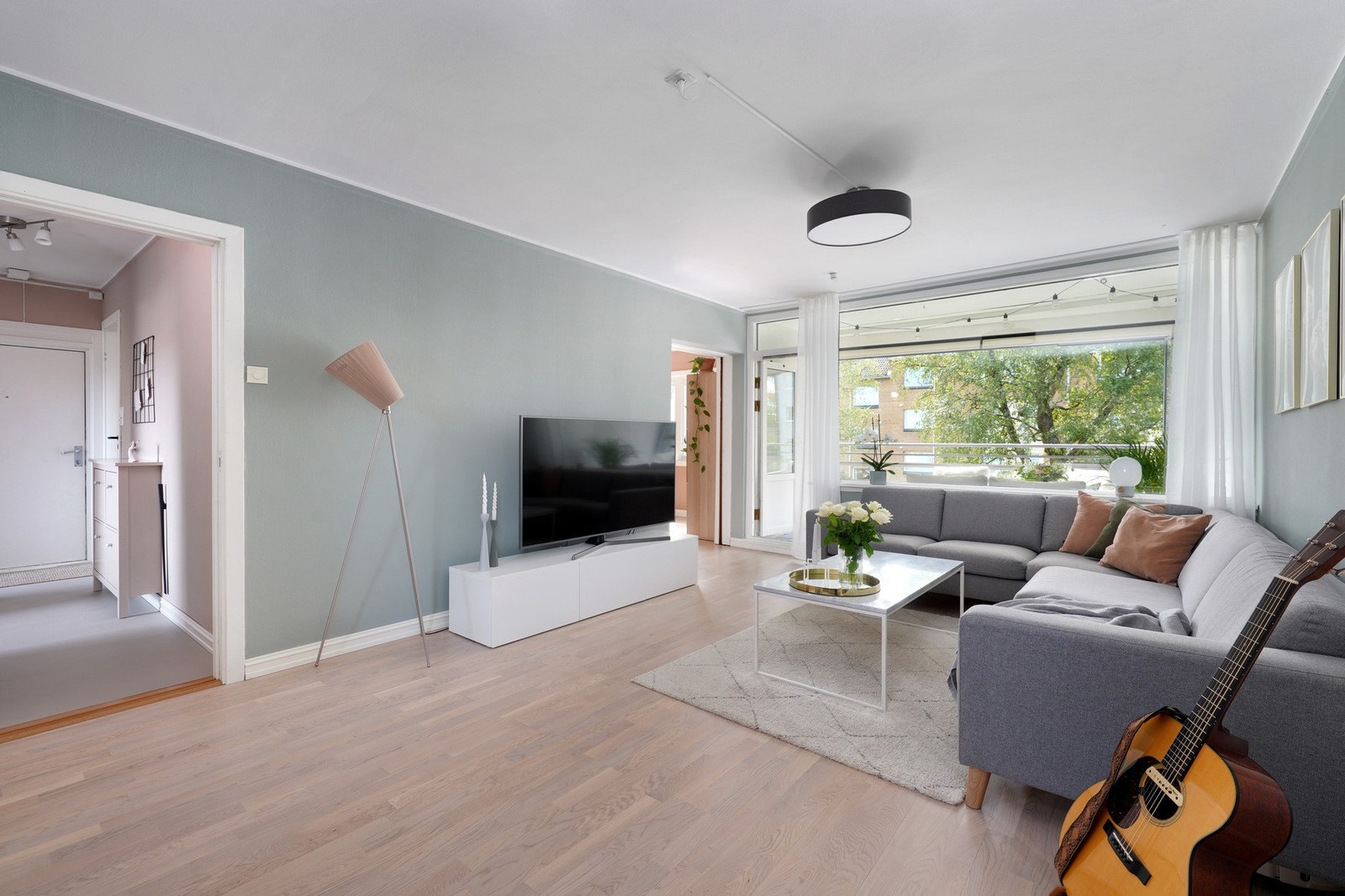 Lys og innbydende stue. Flott utsikt mot fellesareal. Galleribilde