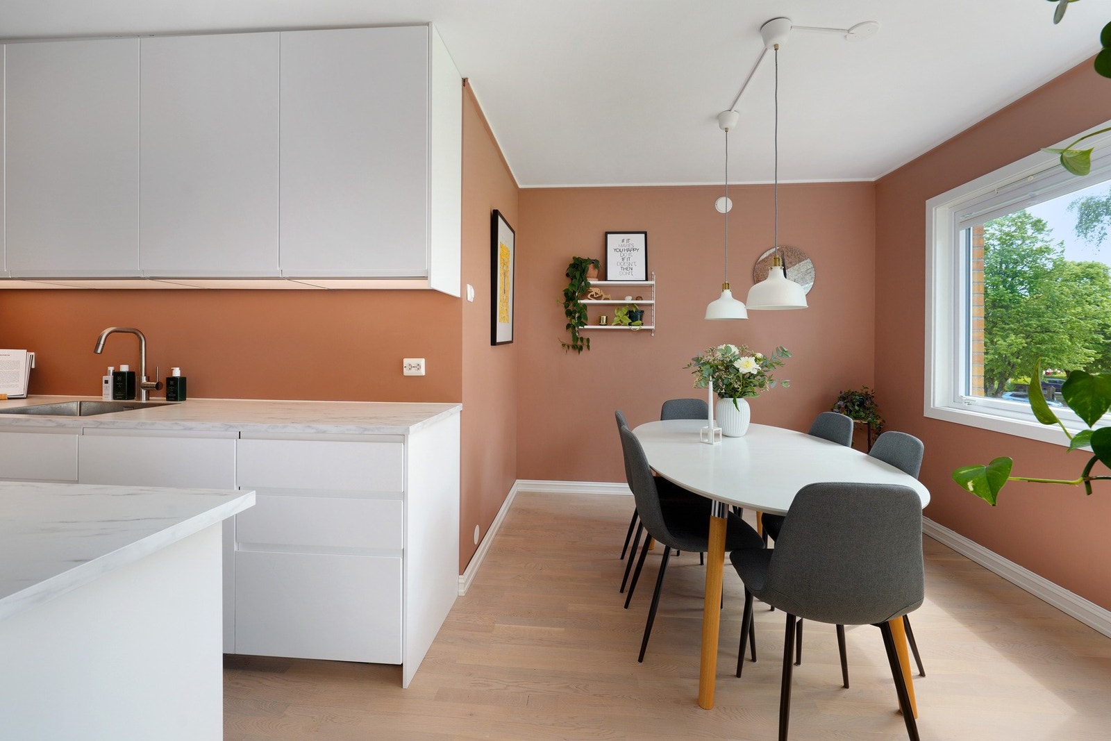 Spisestue og pent kjøkken. God plass til stort spisebord her. Galleribilde