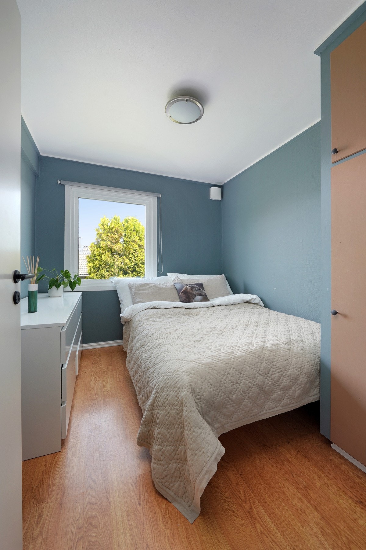 Soverom nummer to - her med stedbygd garderobe. Galleribilde