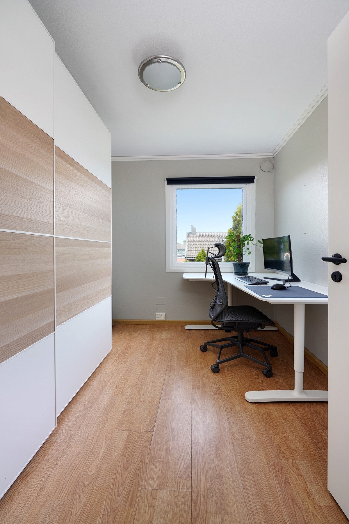 Soverom nummer tre i boligen. Store garderobeskap som medfølger boligen. Galleribilde