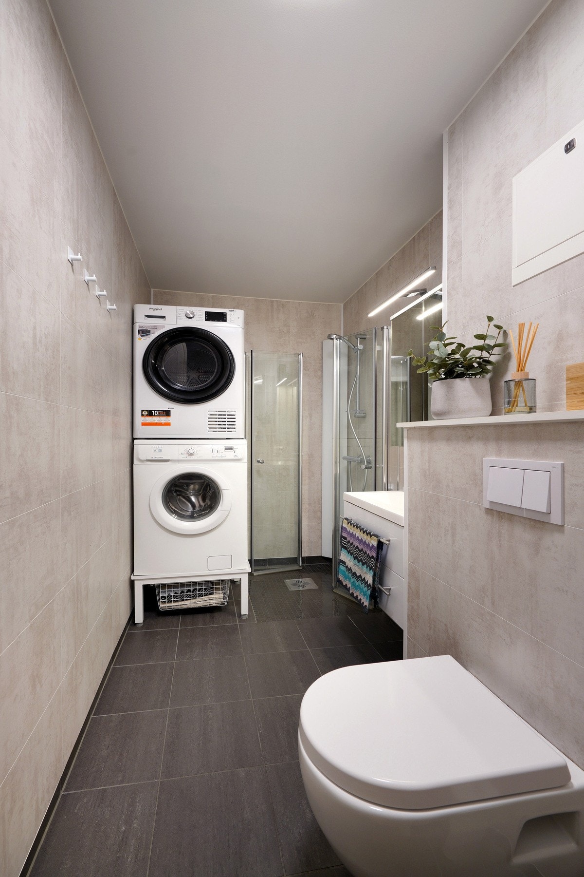 Lekkert bad oppusset i 2019 - vegghengt toalett og dusjhjørne. Rør-rør. Galleribilde