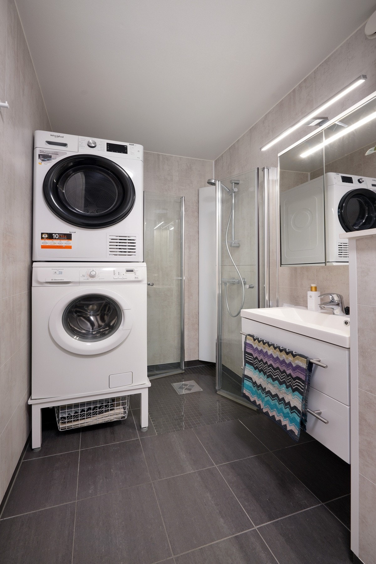 Opplegg for vaskemaskin og tørketrommel. Varmekabler i gulv. Galleribilde