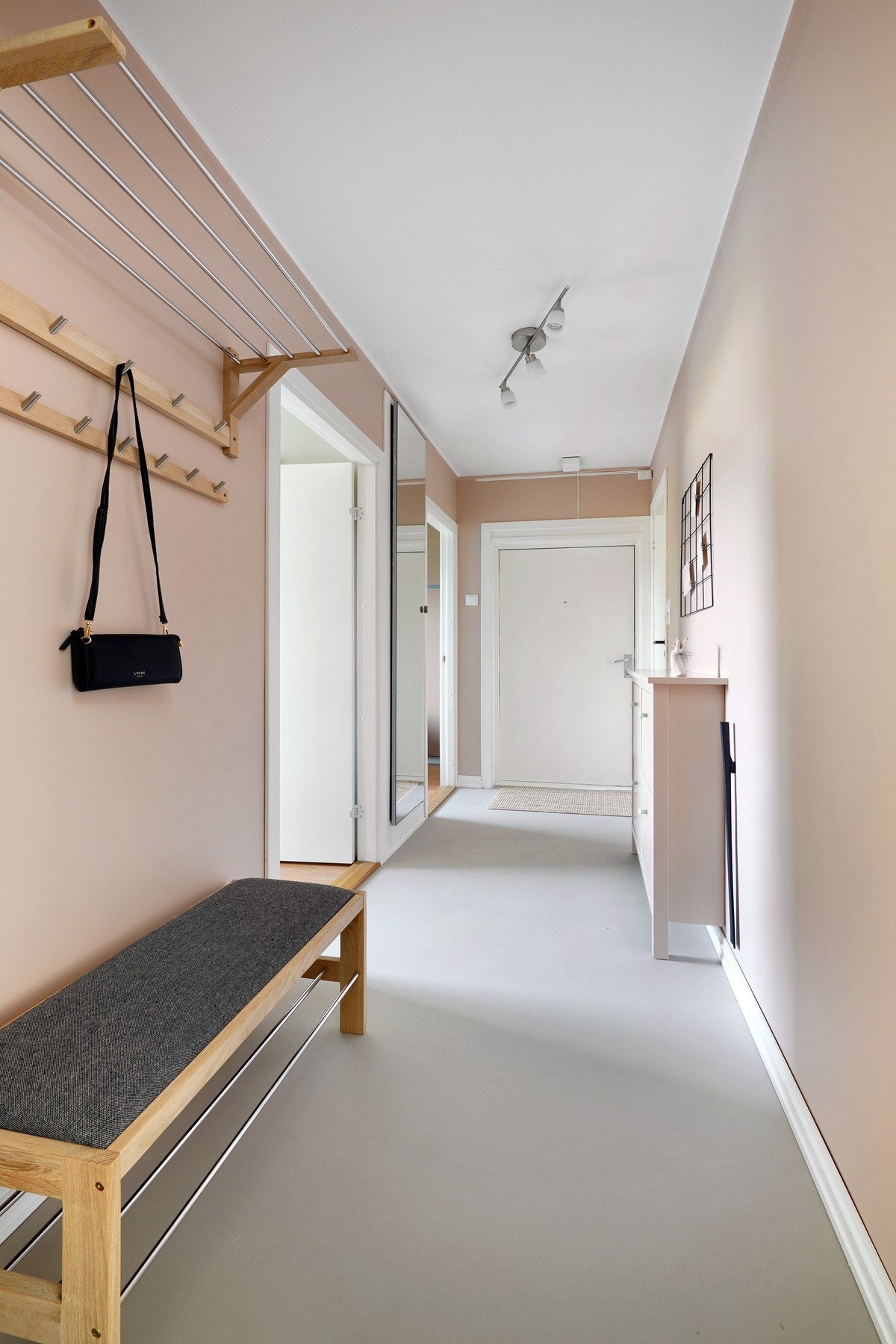 Entré med stilig mikrosement på gulv og helsparklede vegger. Galleribilde