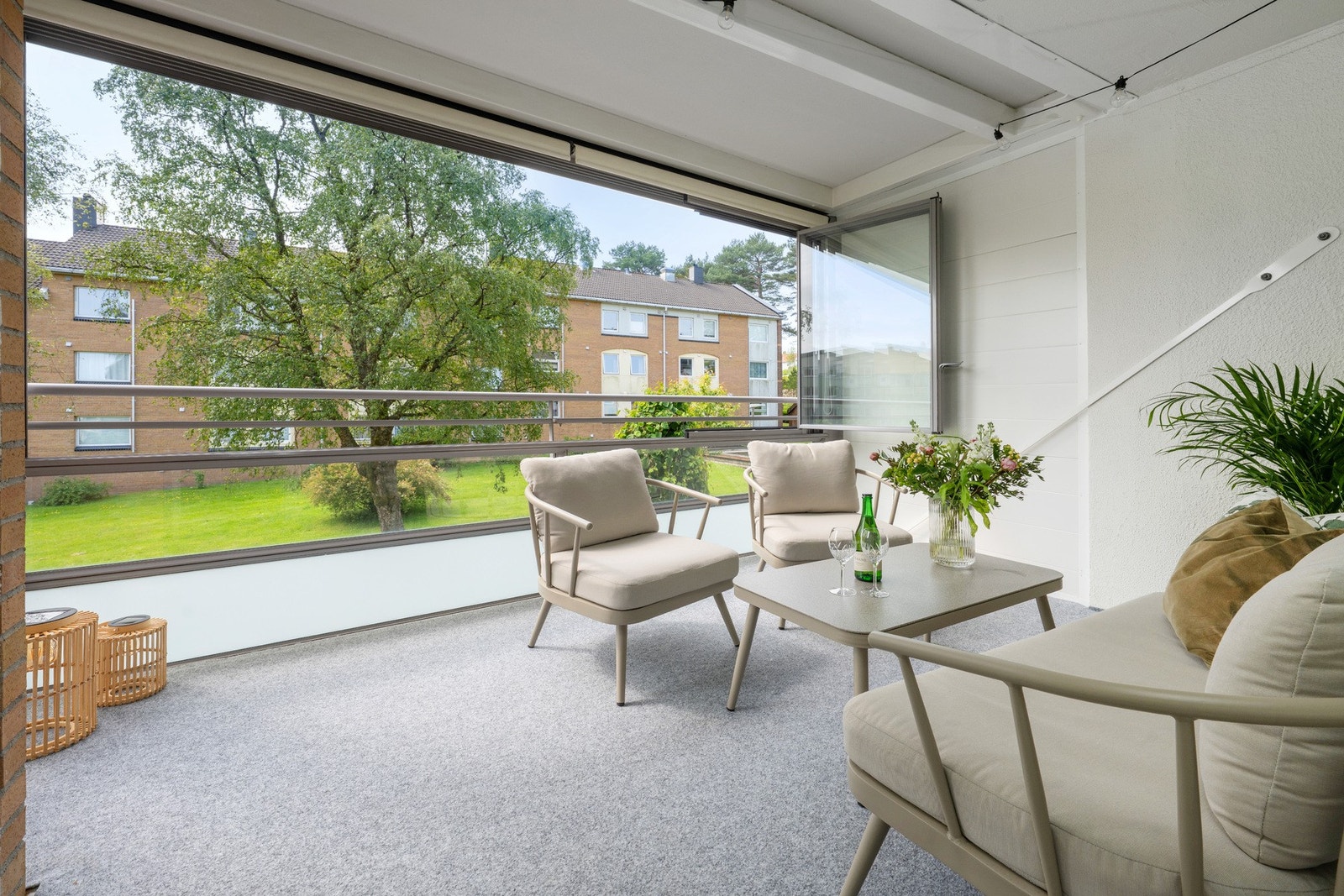 Herlig innglasset balkong (11 kvm) - denne kan nytes mesteparten av året. Galleribilde