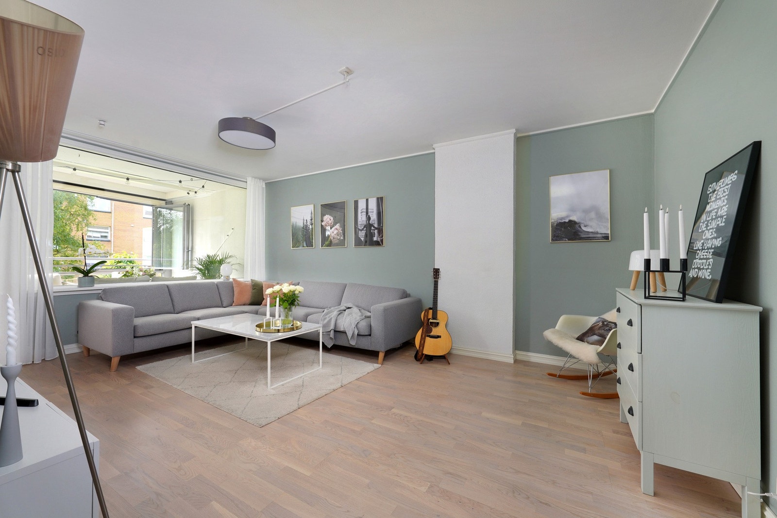 Boligen har flere gode "soner" med både stuen, balkongen og spisestuen. Galleribilde