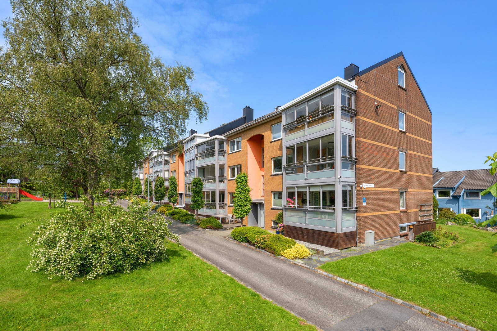 Det er parkeringsplass til boligen, mulighet for lading av elbil og sykkelparkering. Galleribilde