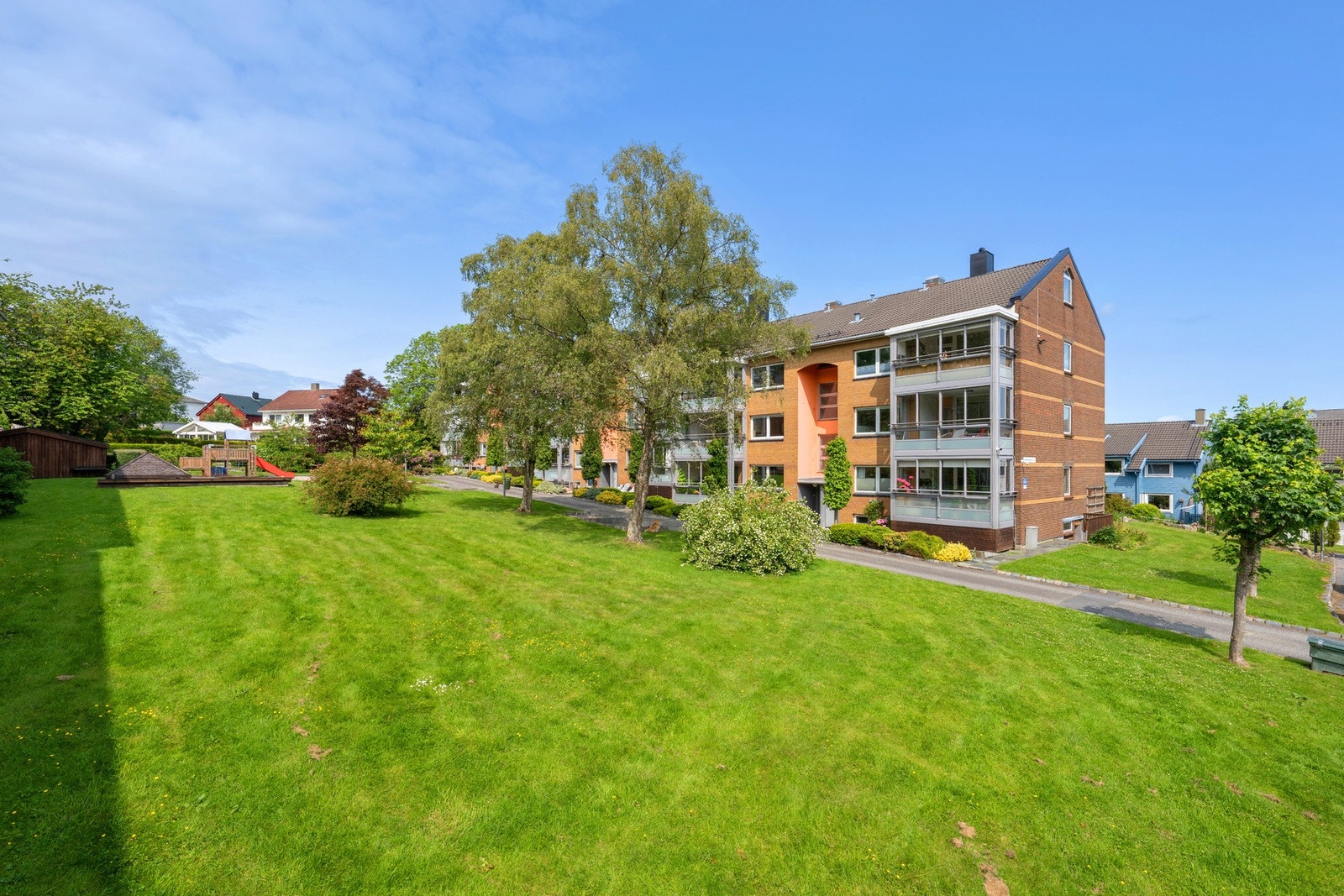 Nydelige uteområder rundt boligen med utendørs grillplass og grillhytte, frukttrær, bærbusker og lekeplasser. Galleribilde