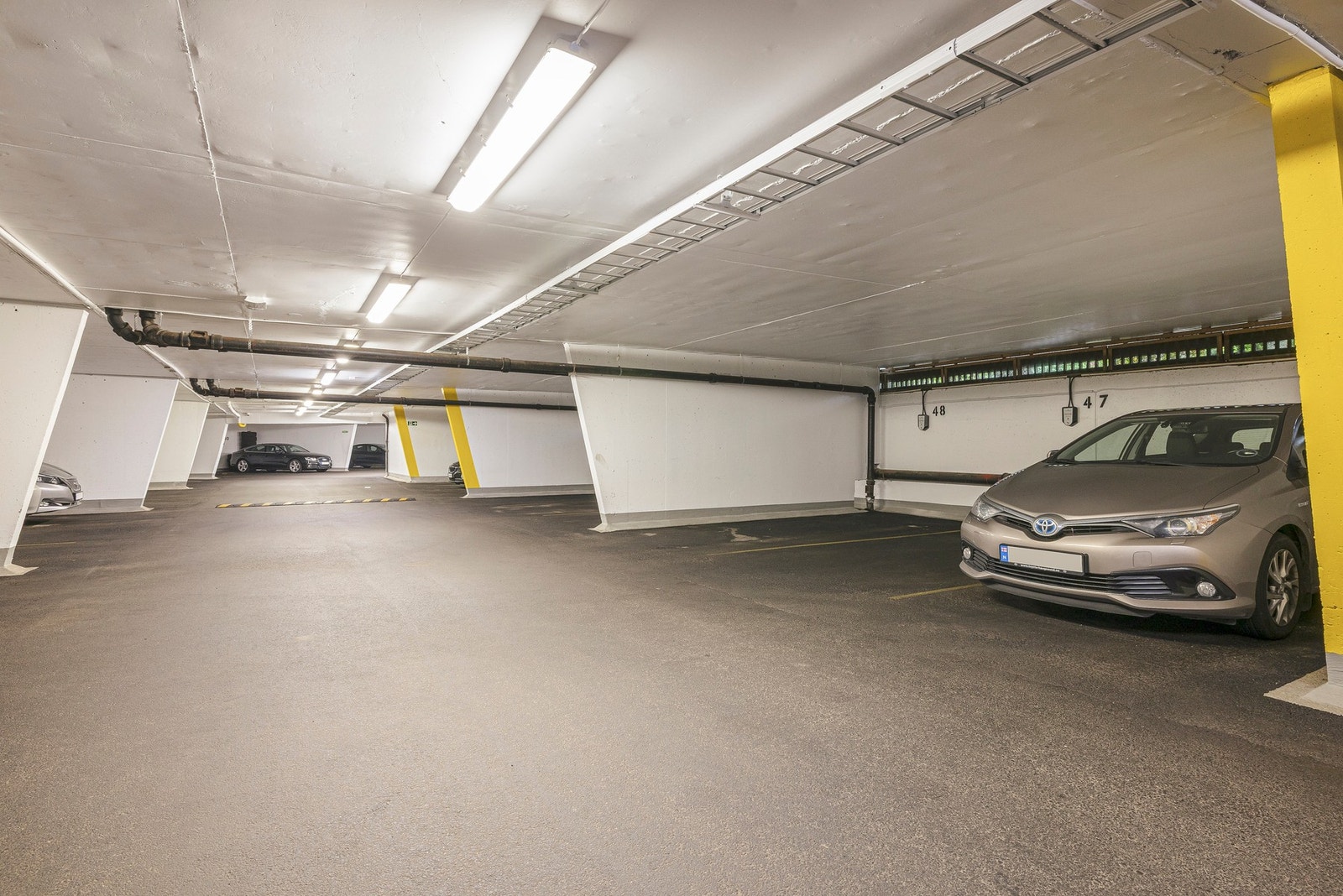 Parkering i byggets garasjeanlegg. Elbillader er montert Galleribilde