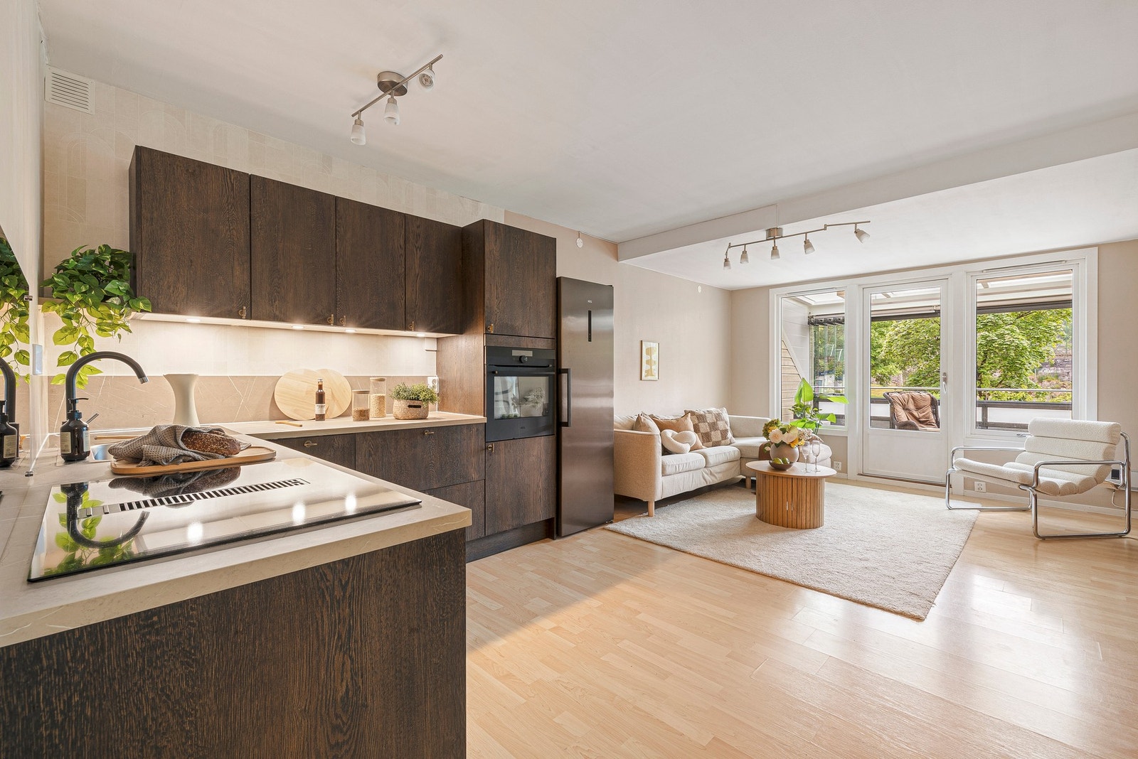 Åpen stue- og kjøkkenløsning men med en naturlig oppdeling av de ulike soner Galleribilde