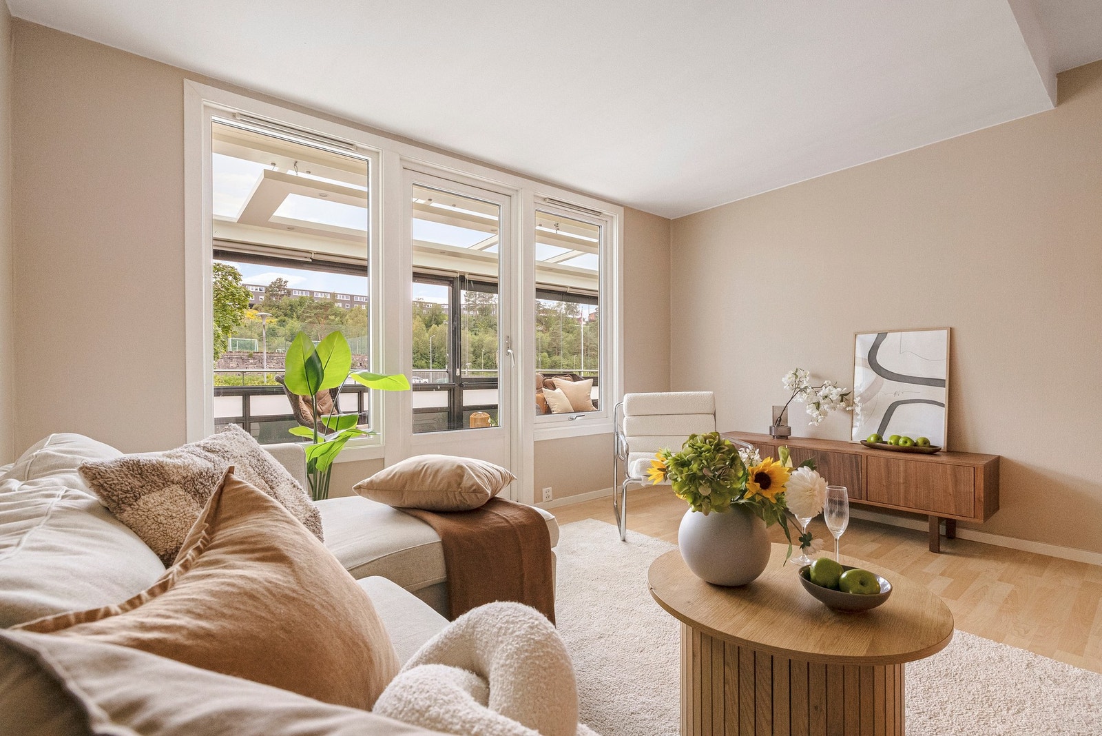 Store vindusflater sørger for rikelig med lysinnslipp Galleribilde