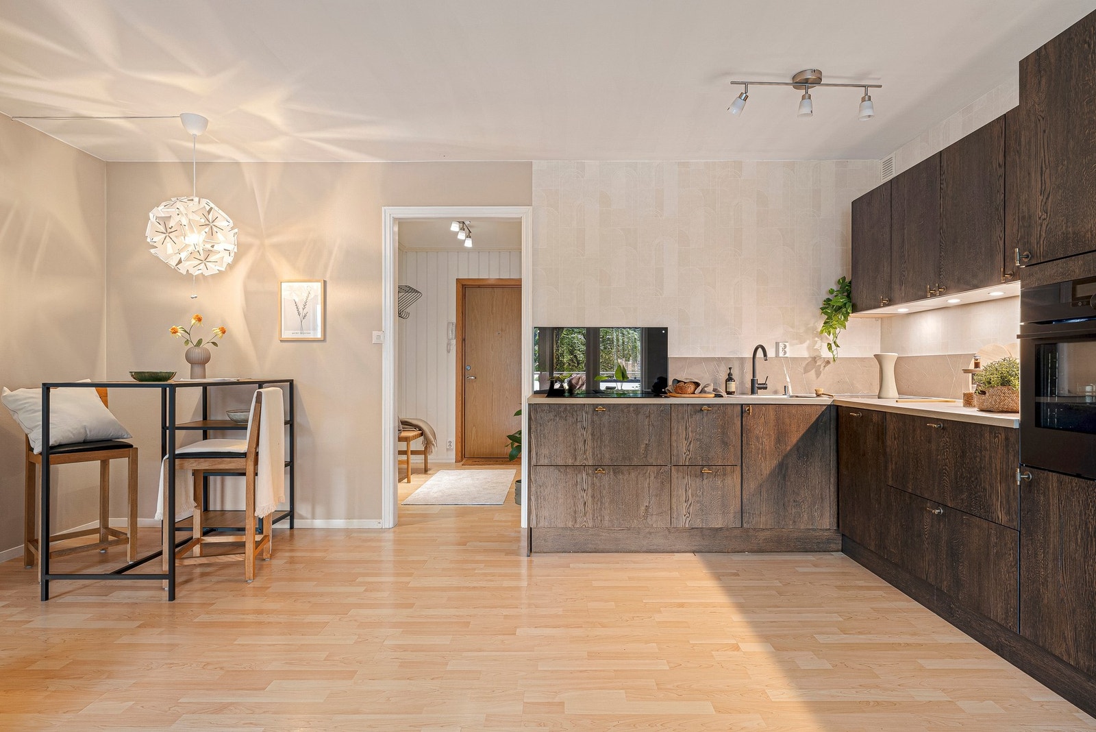 Rikelig med oppbevaring og arbeidsplass for kokken Galleribilde