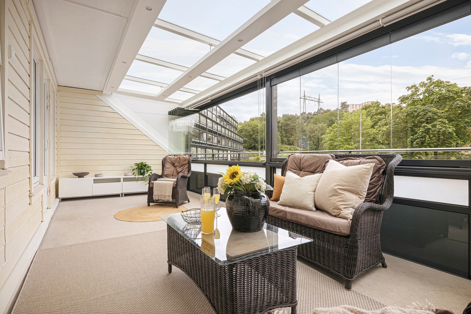 Leiligheten har stor vestvendt innglasset balkong Galleribilde