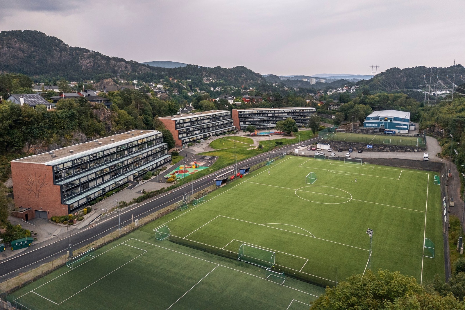 Boligen har en attraktiv plassering i et veletablert, rolig nabolag. Tilbaketrukket men samtidig kort vei til alt du trenger i hverdagen Galleribilde