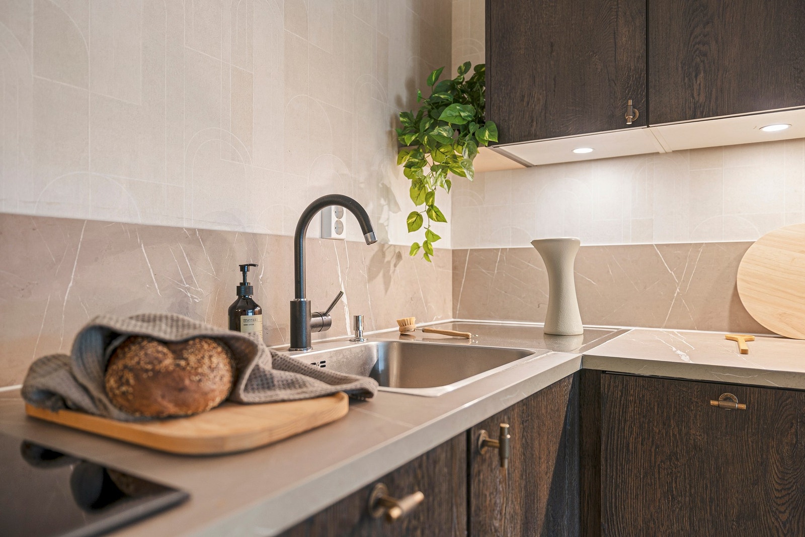 Lekre detaljer med lys under overskap som sørger for en godt belyst arbeidsplass Galleribilde