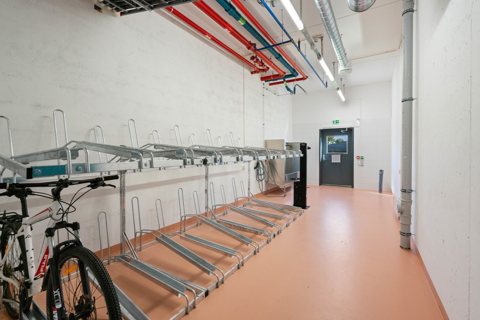 Flere sykkerparkeringer med tilgang fra garasjeanlegget. Galleribilde