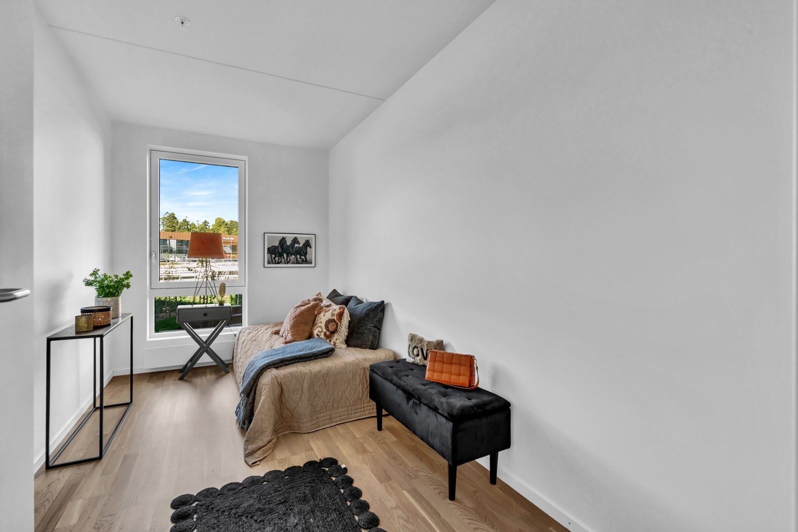 Samtlige rom har god plass til det du trenger, her fra soverom 2. Galleribilde