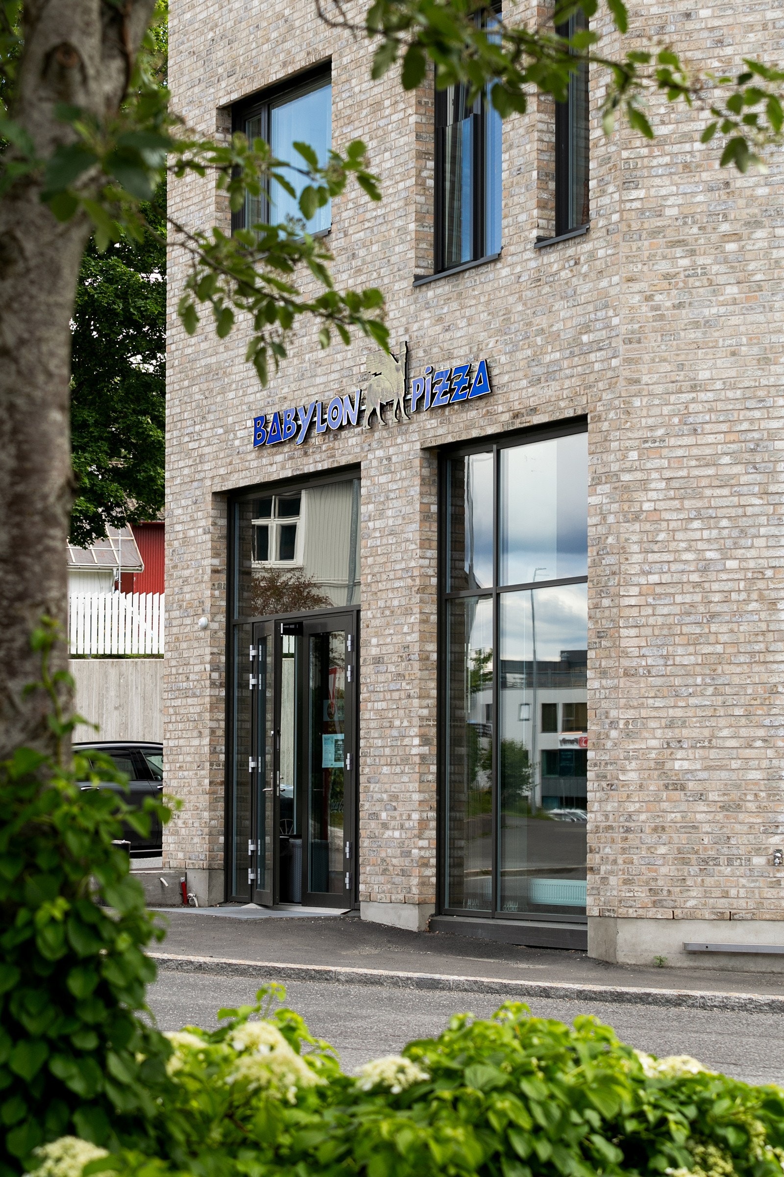 Flere hyggelige spisesteder i kort avstand og i moderne bebyggelse. Galleribilde