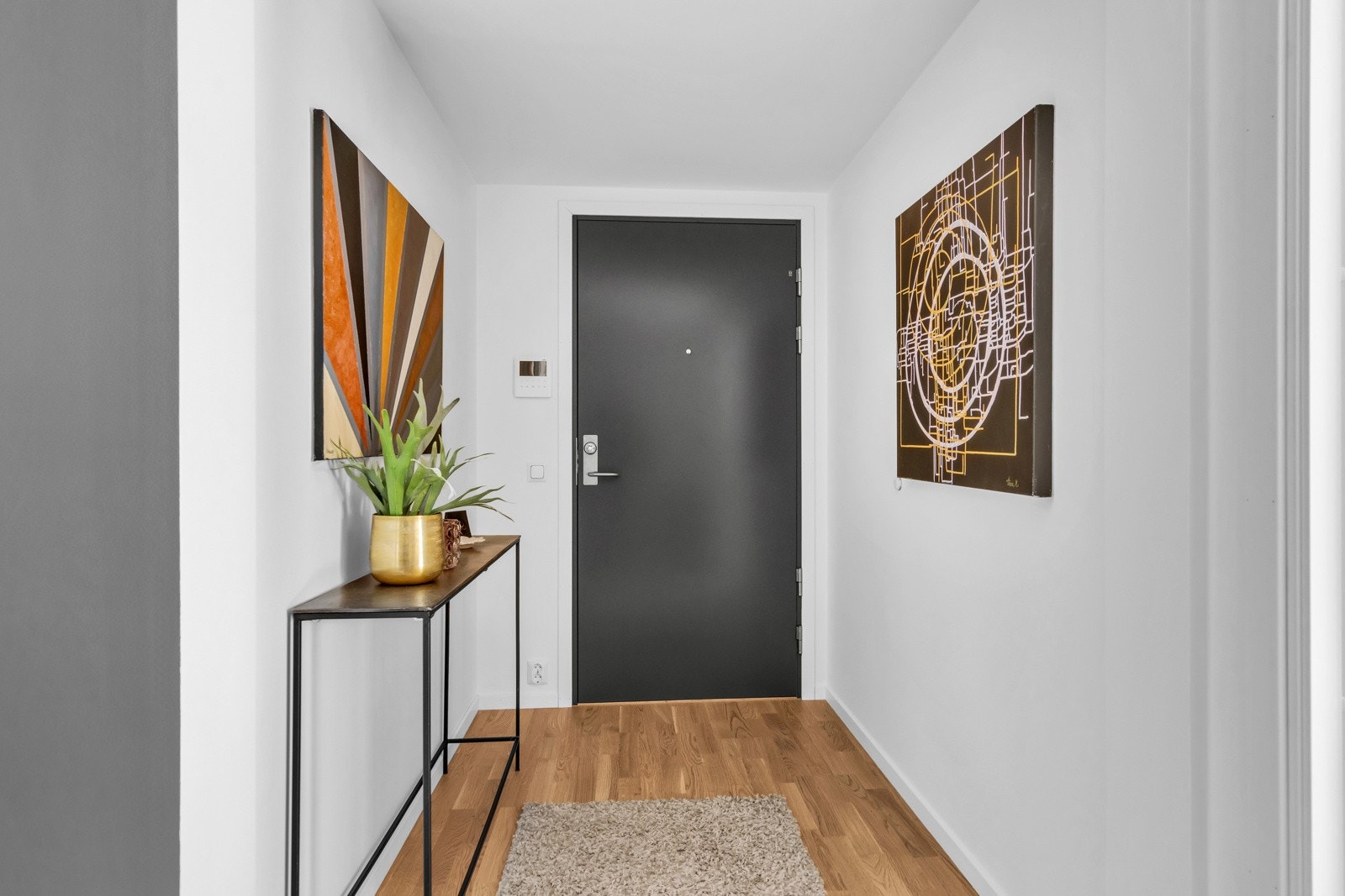God plass til å ta imot flere på engang uten at inngangspartiet tar resten av arealet til hjemmet. Perfekt! Galleribilde