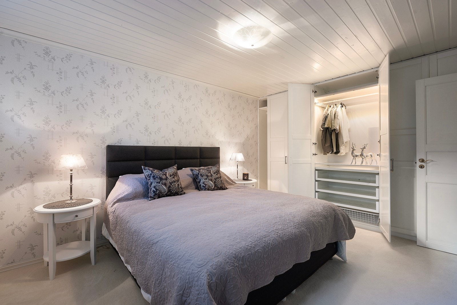 Nok et stort soverom med plass til dobbeltseng Galleribilde