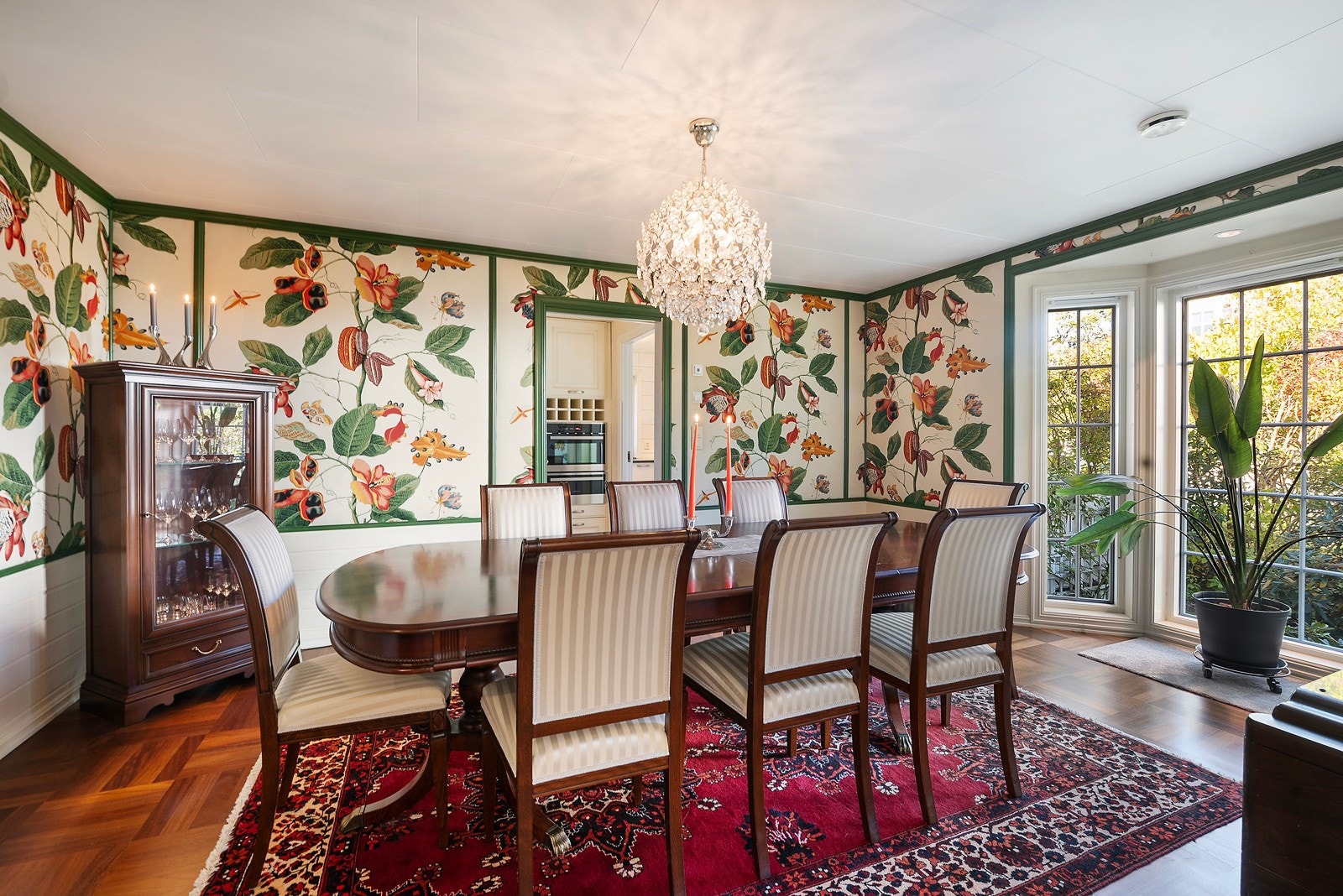 Elegant spisestue med lysekrone Galleribilde