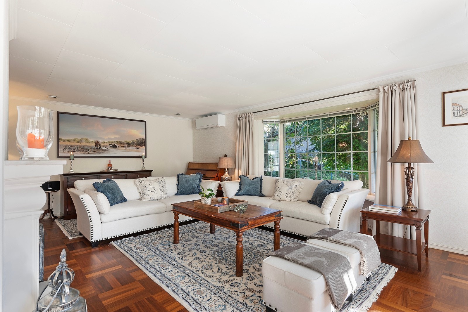 Lys og trivelig stue med store vindusflater og plass til romslige sittegrupper Galleribilde