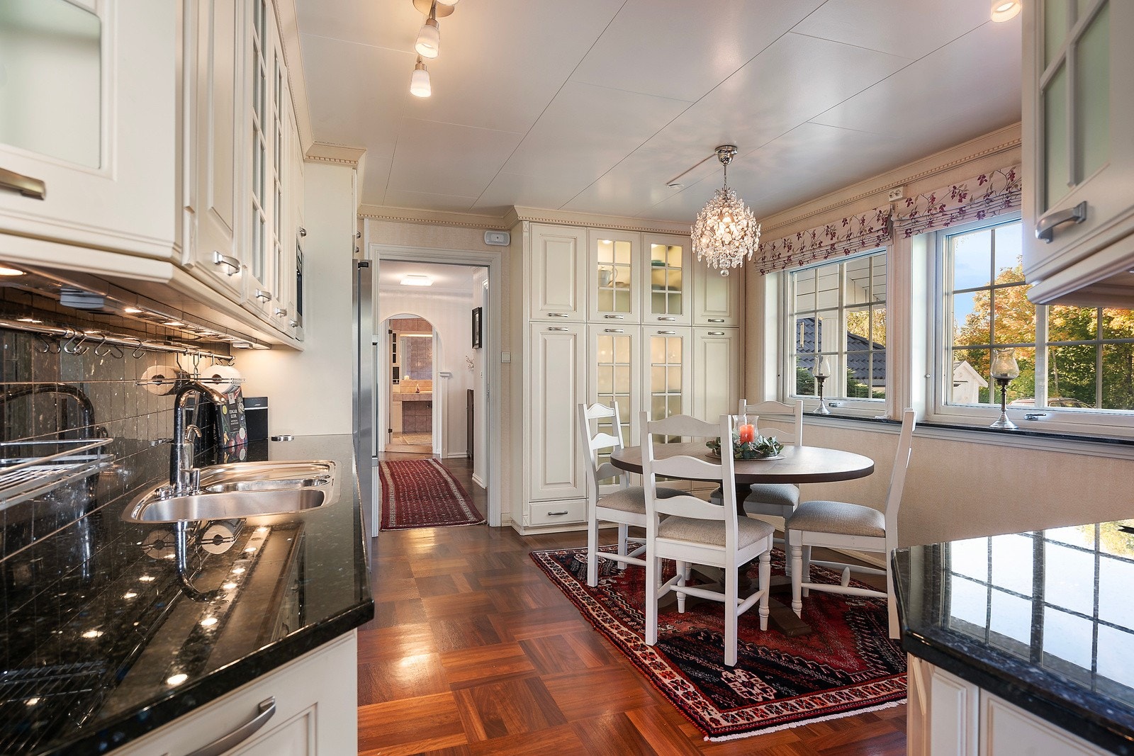 Fra gangen og spisestue kommer man inn til kjøkkenet Galleribilde