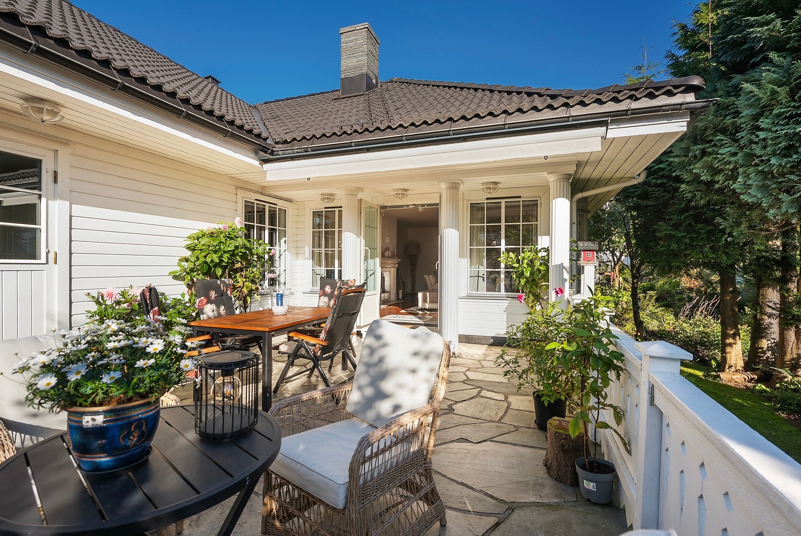 Balkongen er sør-vest vendt. Dør fra soverom og fra stuen Galleribilde