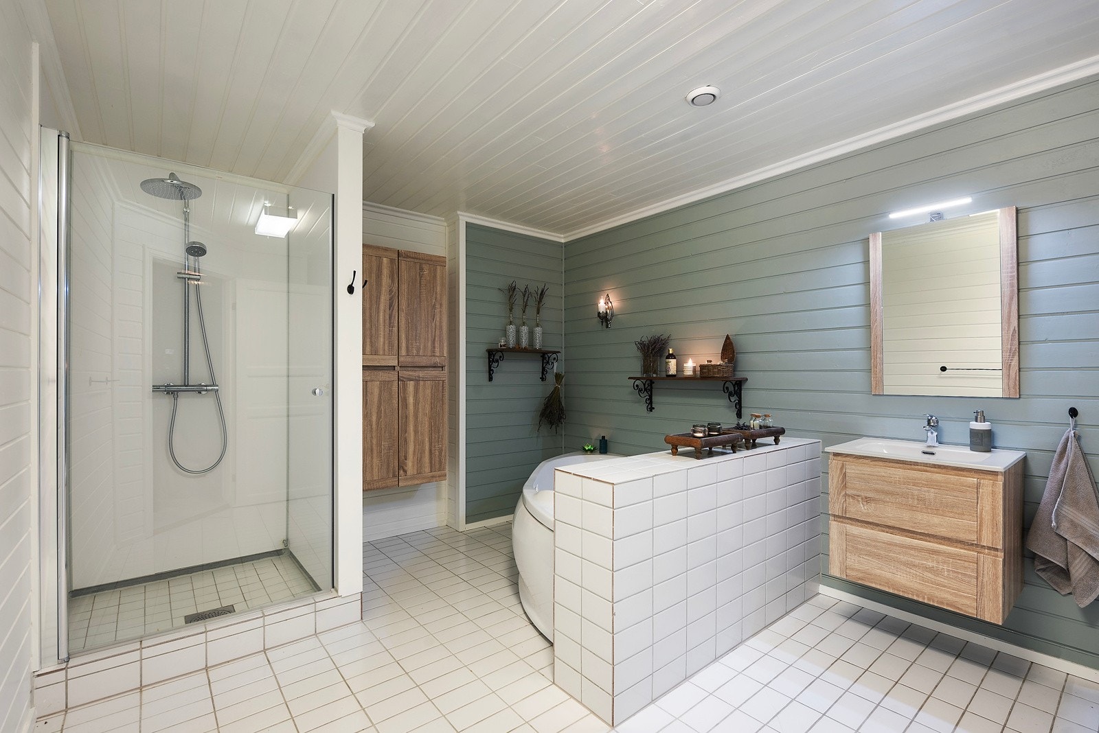 Stort bad med dusj og moderne innredning Galleribilde