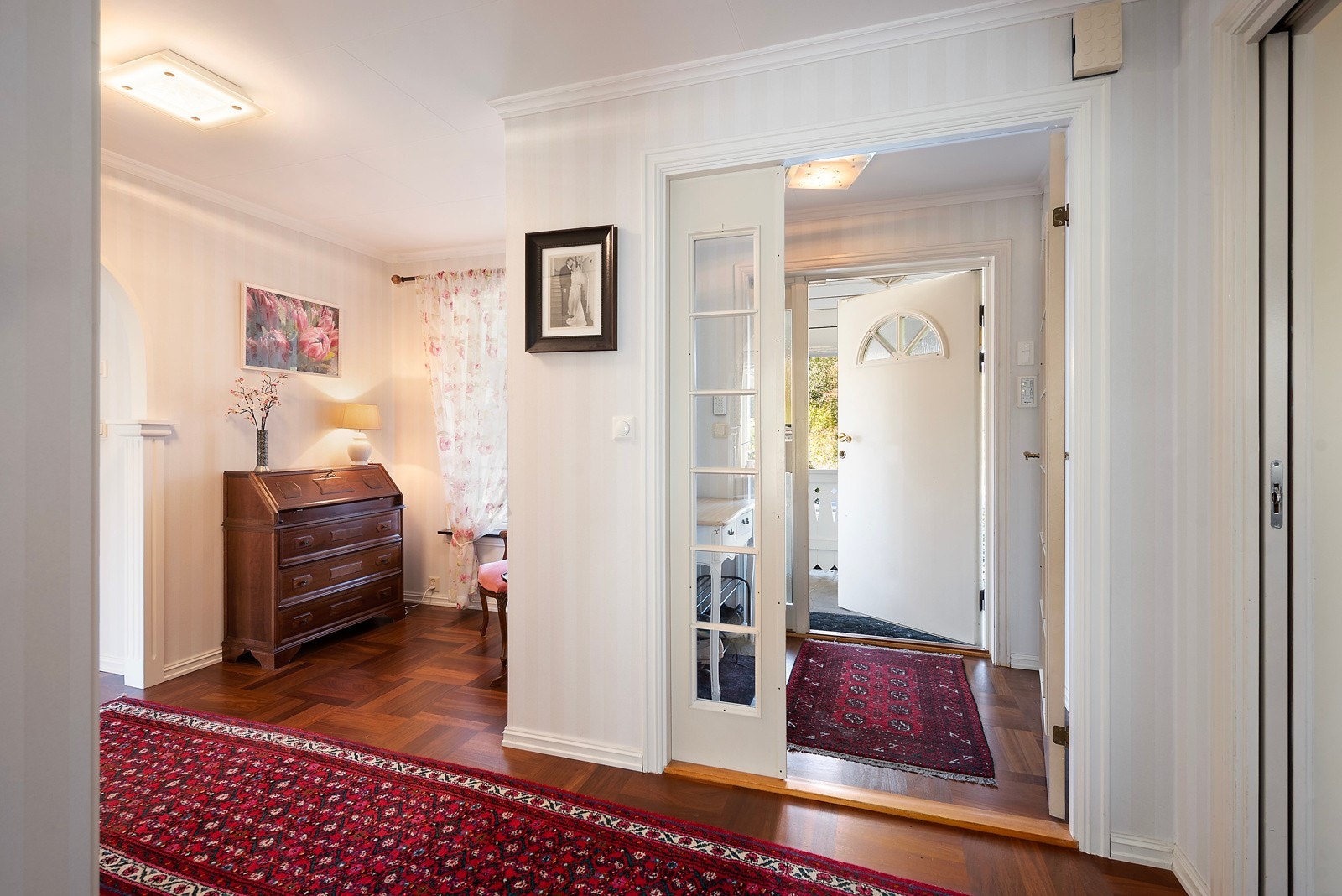 En meget innbydende adkomst til boligen Galleribilde