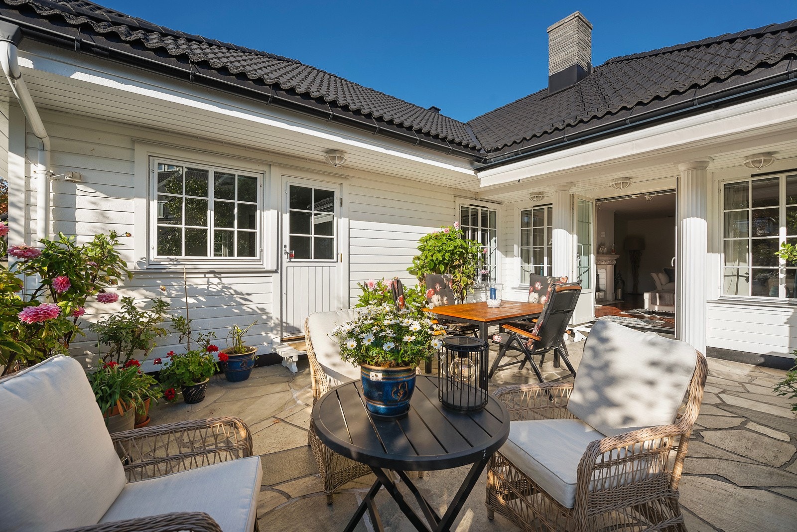 Idyllisk uteplass på balkongen Galleribilde