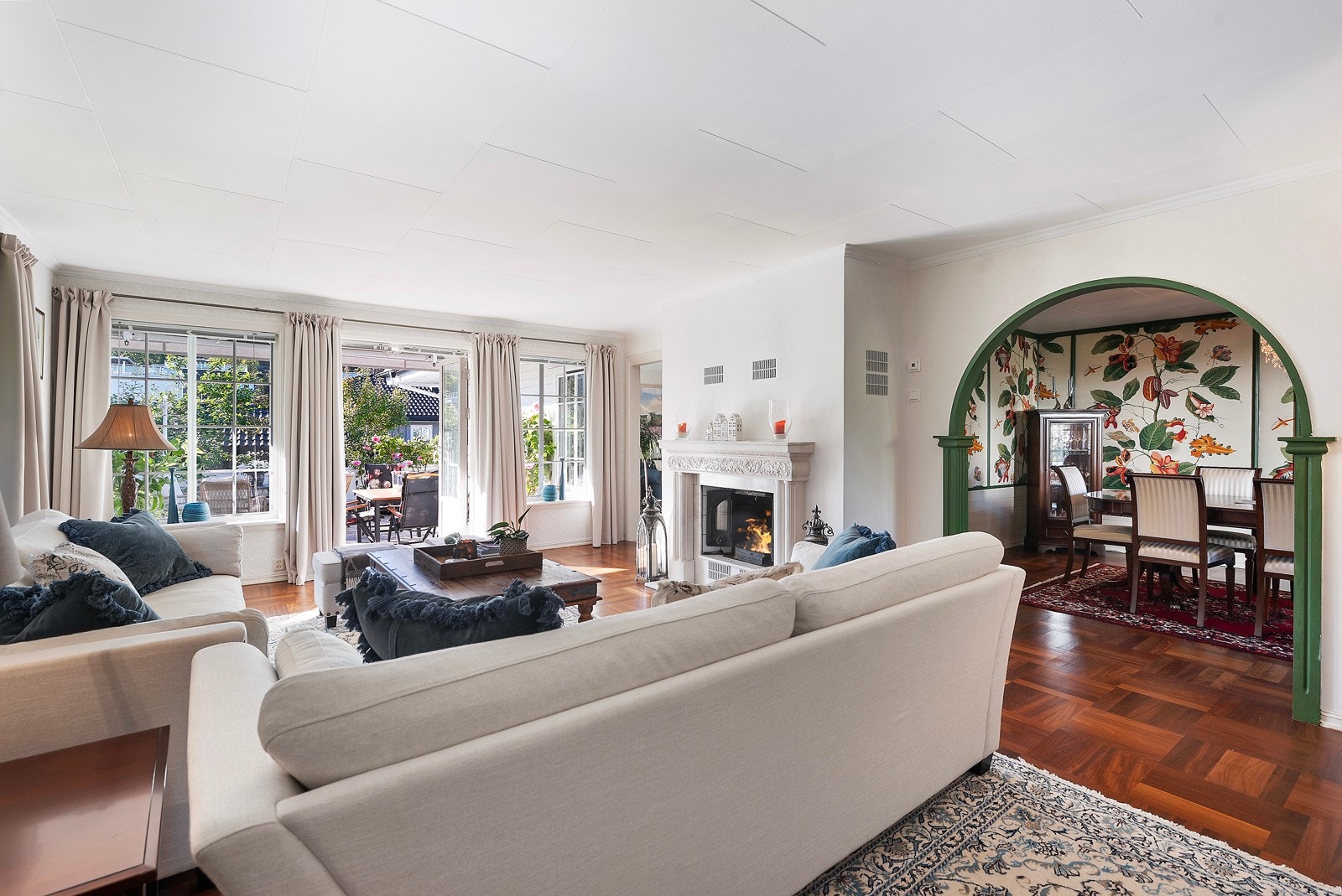 Fra stuen inn mot spisestue Galleribilde