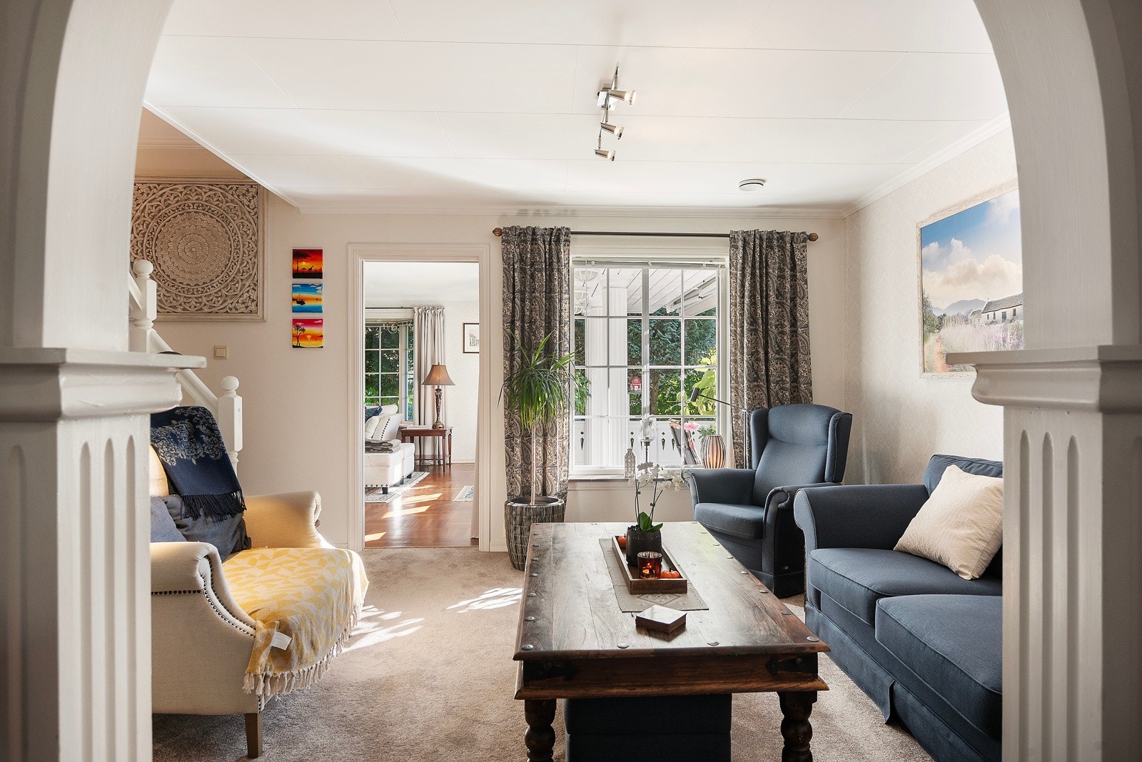 Liten forstue/ tv-stue med plass til sofagruppe og stuebord Galleribilde