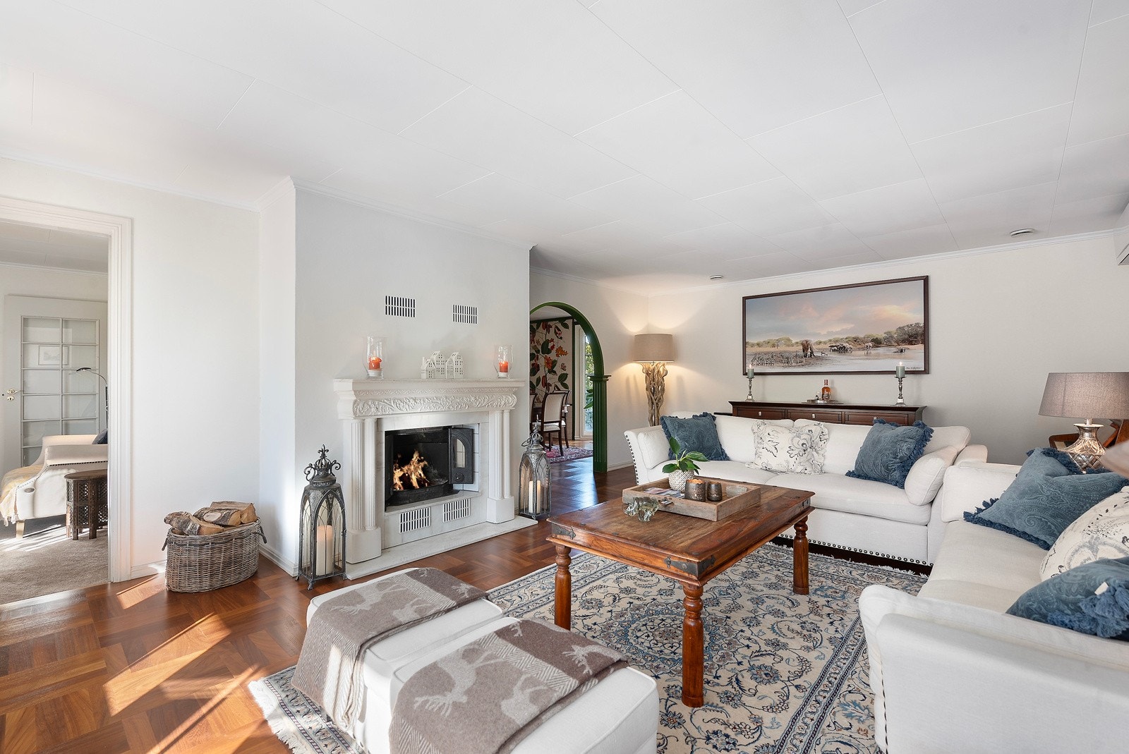 Det er peisovn for oppvarming og hygge Galleribilde