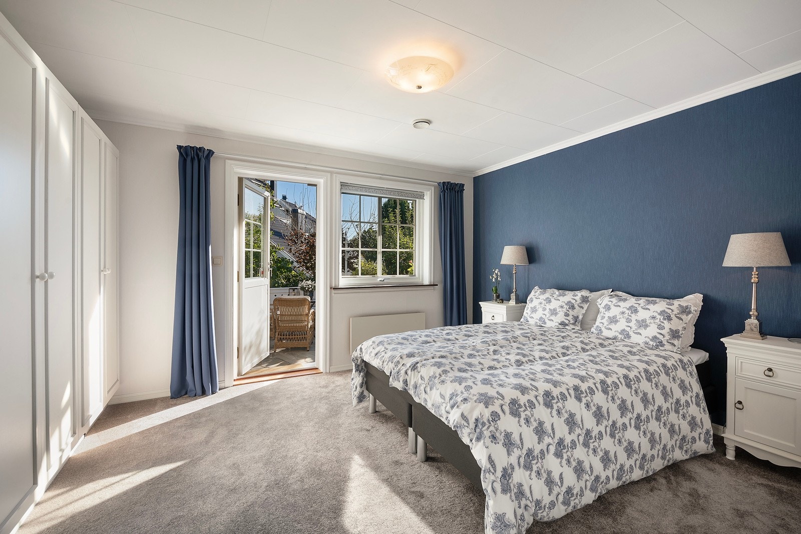 Soverom med garderobeskap og dør til balkong Galleribilde