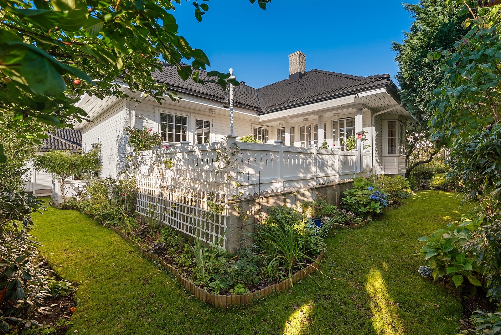 Enebolig med nydelige uteområder Galleribilde