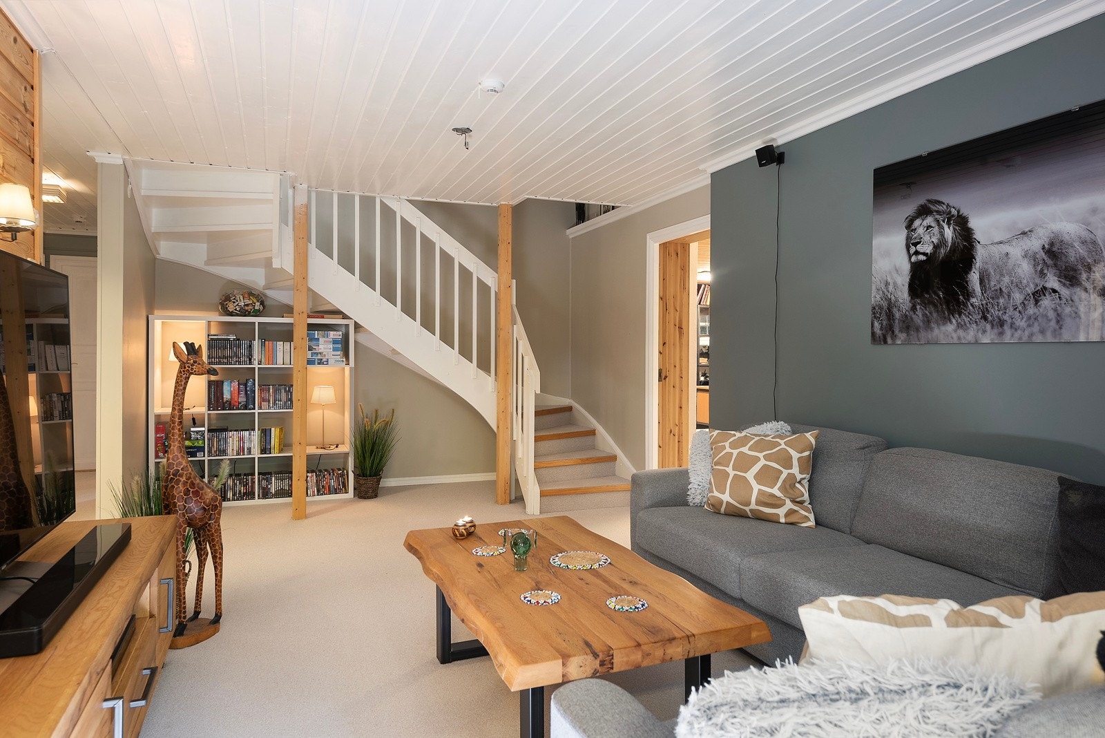 Super koselig Tv stue i underetasjen med nydelig teppe og varme i gulv Galleribilde