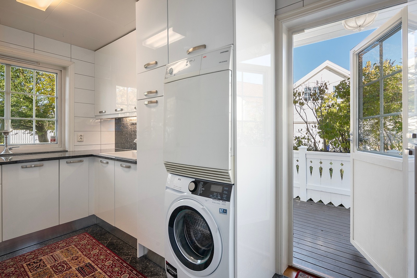 I enden av kjøkkenet er det et eget, meget praktisk vaskerom og med dør ut til liten balkong og hage Galleribilde
